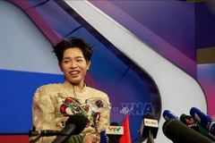 德福在赢得2025年Intervision国际音乐大赛冠军后参加新闻发布会。图自越通社