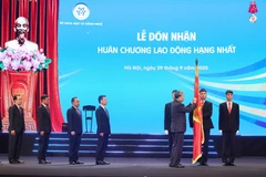 苏林总书记向科技部授予一等劳动勋章。图自越通社