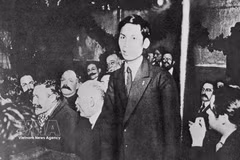 资料图：阮爱国同志在图尔市召开的法国共产党成立大会上发表讲话。阮爱国同志是第一位成为共产主义者的越南人，并被认为是法国共产党的创始人之一（1920年12月）。图自越通社