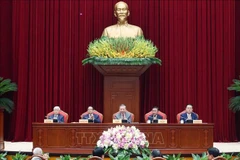 越共中央宣教和群众工作部联合祖国阵线党组、中央群众团体党组、科技部党组、文化体育旅游部党组、党中央办公厅以及有关单位在河内举行全国知识分子、科学家、文艺工作者代表座谈会。图自越通社