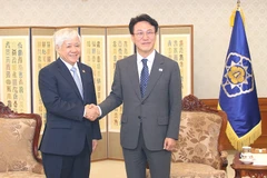 越共中央政治局委员、中央书记处书记、越南祖国阵线中央委员会主席杜文战会见韩国总理金民锡。图自越通社
