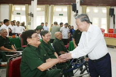 7月15日，越共中央总书记苏林前往北宁省顺城伤残军人护理中心看望慰问伤残军人。图自越通社