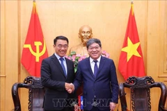 胡志明国家政治学院常务副院长阮维北副教授会见来访的老挝人民革命党中央对外部代理部长本莱·班达努冯（Bounleua Phandanouvong）。图自越通社