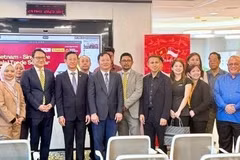 出席研讨会的代表合影。图自越通社