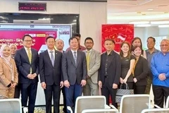 出席研讨会的代表合影。图自越通社