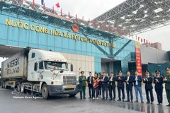 广宁芒街国际口岸试点周末通关 为两国企业创造便利条件