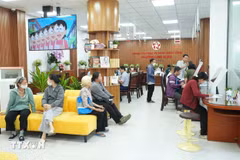 灵春坊公共行政服务中心内现代宽敞的办公空间。图自越通社