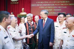 越共中央总书记苏林在河内与公安机关退休高级干部会面。图自越通社