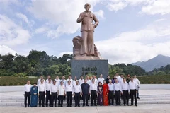 越南国会主席陈青敏、原越共中央总书记农德孟和代表团在胡志明主席塑像前上香。图自越通社