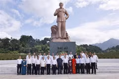 越南国会主席陈青敏、原越共中央总书记农德孟和代表团在胡志明主席塑像前上香。图自越通社