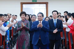 越南政府总理范明政和政府副总理梅文政一同出席越南共产党越通社机关第二十七次代表大会。图自越通社