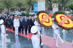 越南党和国家领导人到北山路英雄烈士纪念碑前敬香。图自越通社