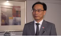 越南教育培训部部长黄明山接受越通社驻悉尼记者采访。图自越通社