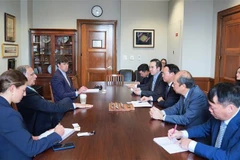 越南农业与环境部部长杜德维同美国国会两院农业委员会主席举行工作会谈。图自越通社