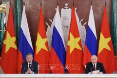 苏林总书记与普京总统出席两国合作文本交换仪式共同会见记者。图自越通社