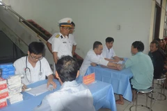 海军第四区司令部第146旅干部和战士为获救渔民开展健康检查活动。图自越通社