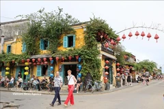 国际游客漫步在会安古镇的街道上。图自越通社