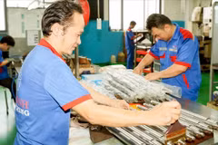 胡志明市维卿精密机械厂辅助机械零件生产链。图自《西贡解放报》