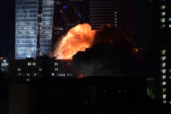 2025 年 6 月 13 日晚，伊朗导弹袭击特拉维夫一栋建筑。图自新华社