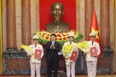 梁强主席向公安部领导授予晋升上将军衔决定。图自越通社