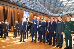 越南政府总理范明政访问诺瓦泰克公司。图自越通社