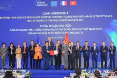 越南电力集团（EVN）与法国合作伙伴之间的北爱抽水蓄能电站两项贷款协议交换仪式。图自越通社