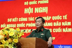 国防部副部长黄春战上将发表讲话。图自越通社