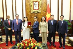 国家副主席武氏映春会见首位越裔女宇航员