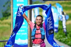 沙巴民族跑步俱乐部选手吴文正以13小时00分10秒的成绩刷新赛道纪录，强势夺冠。图自越通社