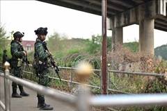 泰国士兵在边境大门附近站岗。图自AFP