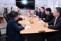 工贸部部长阮鸿延与耐克领导人举行工作会谈。图自越通社