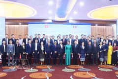双方代表合影。图自越通社