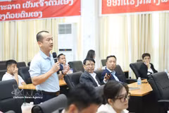 越南企业代表在论坛上发表讲话。图自越通社