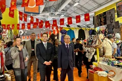 越南驻法国大使丁全胜和巴黎博览会组委会主任斯蒂夫·阿巴佐立参观越南展位。图自越通社