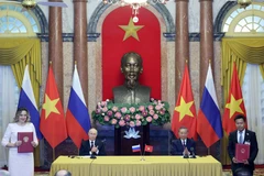 2024年6月20日，会谈结束后，苏林和普京见证了两国各部委和行业之间关于教育培训、交通、司法、海关、财政、科技等领域的合作文件的移交仪式。图自越通社