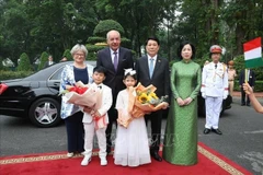 越南国家主席梁强和夫人与匈牙利总统舒尤克·道马什和夫人。图自越通社
