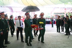 为在柬埔寨牺牲的172位革命烈士遗骸举行追悼安葬仪式