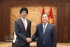 越共中央政治局委员、中央书记处书记、中央办公厅主任范嘉肃会见新加坡驻越大使拉杰帕尔·辛格。图自越通社