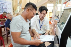 广义省干部指导民众办理行政手续。图自越通社