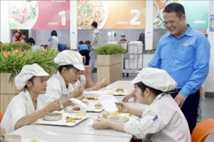 为工人提供轮班期间的膳食有助于保持劳动关系稳定，营造和谐可持续的工作环境。图自越通社