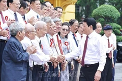 国家主席梁强在主席府亲切会见全国优秀新闻工作者代表。图自越通社