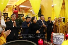 越南党、国家和越南祖国阵线中央委员会领导前往永严寺吊唁释智静长老。图自越通社
