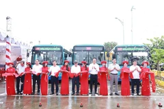 连接红河岛乡与河内市中心的新公交线路开通 。图自laodong.vn