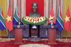 越南国家主席梁强和南非总统马塔梅拉·西里尔·拉马福萨主持记者会。图自越通社