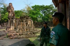柬埔寨和泰国士兵在柬泰边境有争议的区域站岗。图自AFP