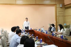 越南国家医科委员会副主席、诊疗管理局局长、审定委员会副主席何英德博士发表讲话。图自suckhoedoisong.vn