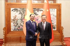越共中央委员、国会副主席、越中友好议员小组主席陈光方上将和中共中央委员、全国人大常委会副委员长张庆伟。图自越通社