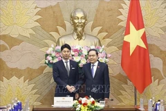 越南国会主席陈青敏在国会大厦会见日本自由民主党青年局局长中曾根康隆。图自越通社