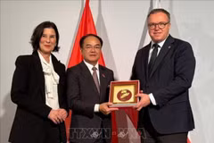 越南内务部副部长武战胜向德国图林根州州长马里奥·沃伊格赠送纪念品。图自越通社