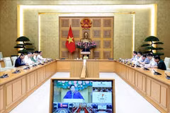 越南政府总理 范明政 主持召开紧急会议，部署应对和灾后恢复工作，力争将人员伤亡和财产损失降至最低。图自越通社